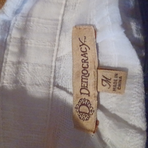 🌺Democracy White Blouse with Tan Buttons - Picture 3 of 10